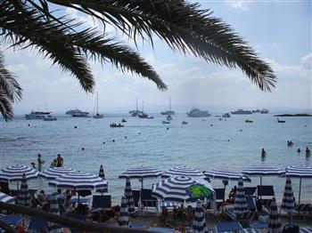 Uno spaccata di una delle piu affollate spiaggette sulle isole tremiti. (Francesca)